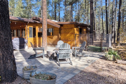 3-bedroom cabin in welcoming Pinetop-Lakeside with Hot tub, AC, WiFi