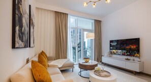 럭셔리 아파트, 발코니, 시내 전망 | 거실 공간