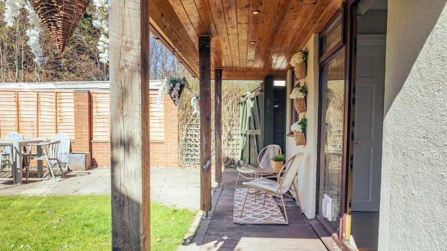 Beautiful 4 BD Home near Woodstock