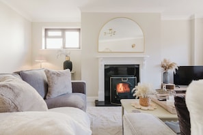 Fireplace - Beautiful 4 BD Home near Woodstock (Woodstock)