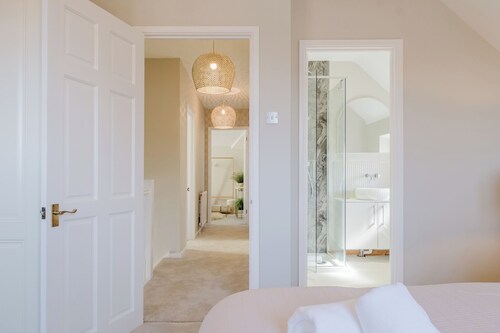 Beautiful 4 BD Home near Woodstock