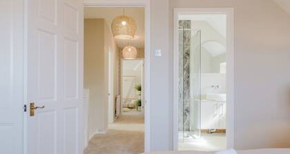 Beautiful 4 BD Home near Woodstock