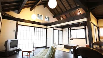 Escritorio, wifi gratis, ropa de cama y acceso para silla de ruedas