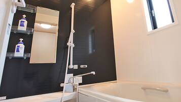 Maison Familiale, 3 chambres | Salle de bain | Baignoire et douche séparées, sÚche-cheveux