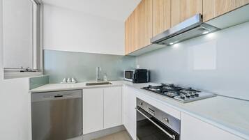 Jääkaappi, mikroaaltouuni, uuni, liesi