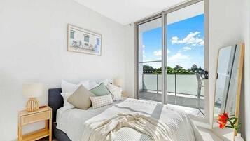 1 habitación, caja de seguridad en la habitación y escritorio