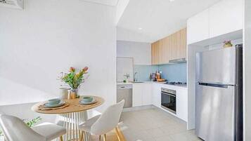 Refrigerador, microondas, horno y parrilla de estufa