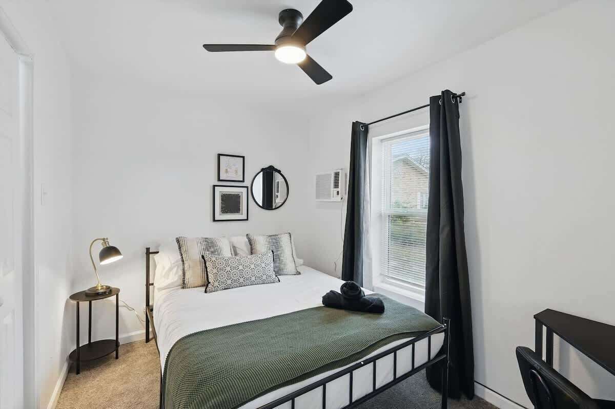 2 bedrooms, desk, iron/ironing board, WiFi