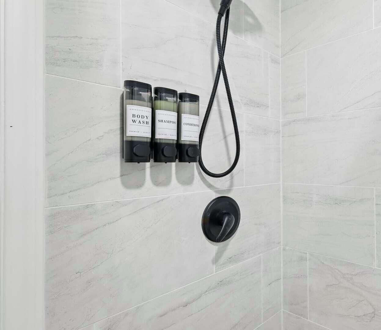 Doccia, asciugacapelli, asciugamani, shampoo