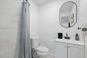 Regadera, secadora de cabello, toallas 