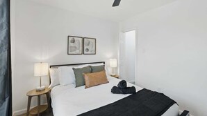 2 bedrooms, desk, iron/ironing board, WiFi - Modern 2BR 3rd Unit (Haltom City)