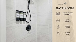 Douche, articles de toilette gratuits, sèche-cheveux