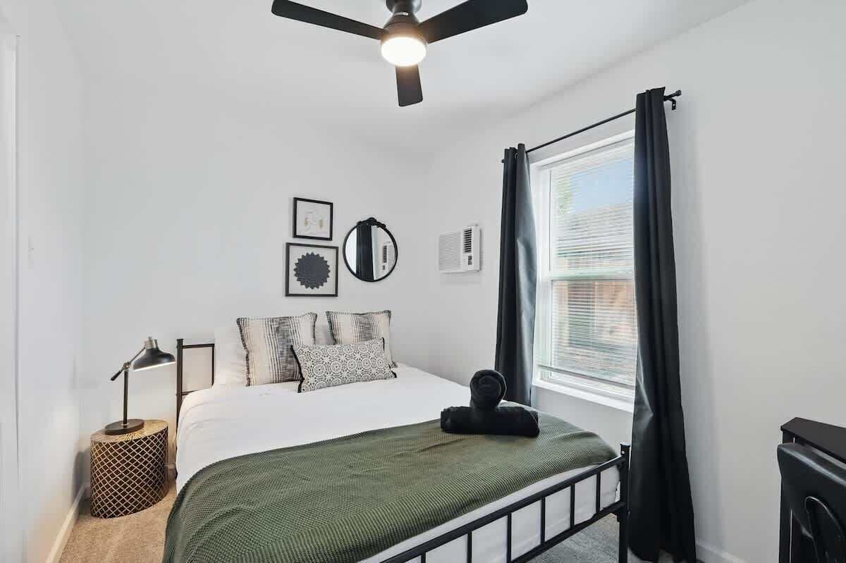 2 bedrooms, desk, iron/ironing board, WiFi