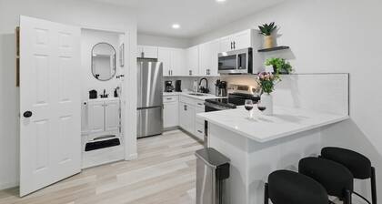 Modern 2BR 3rd Unit with Hot Tub