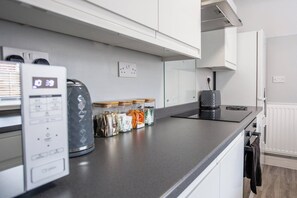 Kühlschrank, Mikrowelle, Ofen, Herdplatte