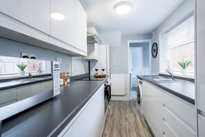 Køleskab, mikrobølgeovn, ovn, kogeplade