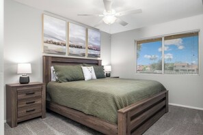 3 habitaciones, tabla de planchar con plancha y cuna de viaje 