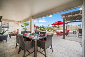 Outdoor dining - Par-Fect Views | Red Mountain Golf Course, Heated Pool , Incredible Red Mountain Views (Mesa)