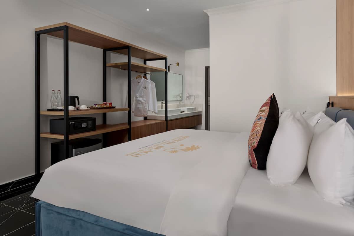 Roupas de cama premium, frigobar, cofres nos quartos, escrivaninha