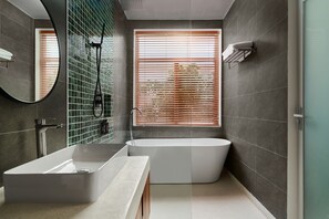 Presidential Suite Kravan 3 Bedrooms Villa Garden View | Baño | Artículos de higiene personal ecológicos, secador de pelo y albornoces