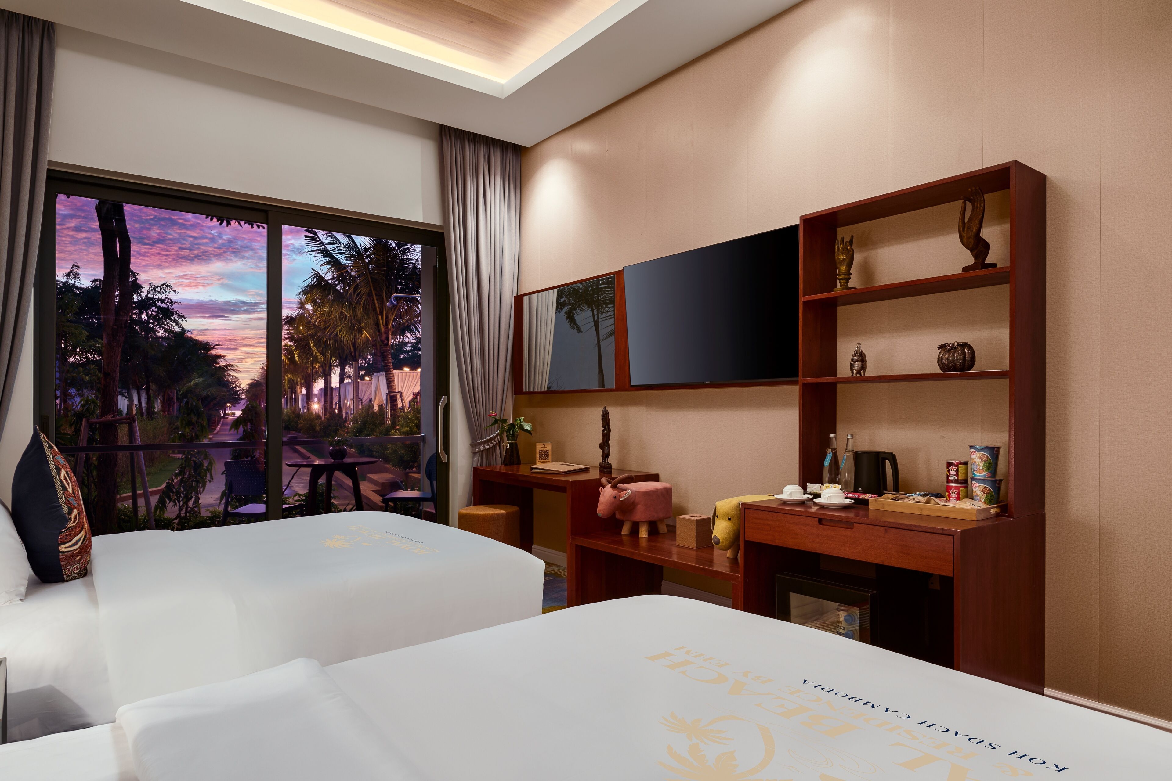 Superior Family Pool View | Premium bedding, minibar, in-room safe, desk