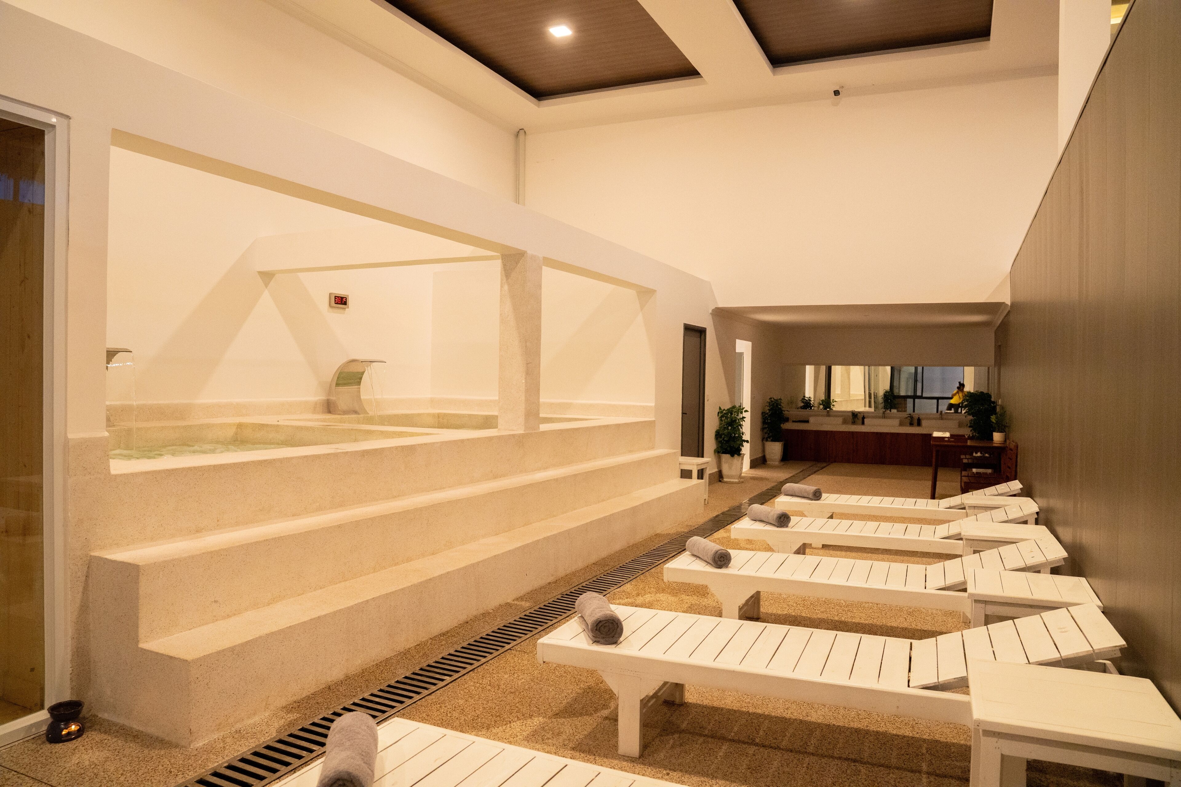 桑拿、湿蒸房、芳香疗法、深层组织按摩、身体磨砂、按摩服务