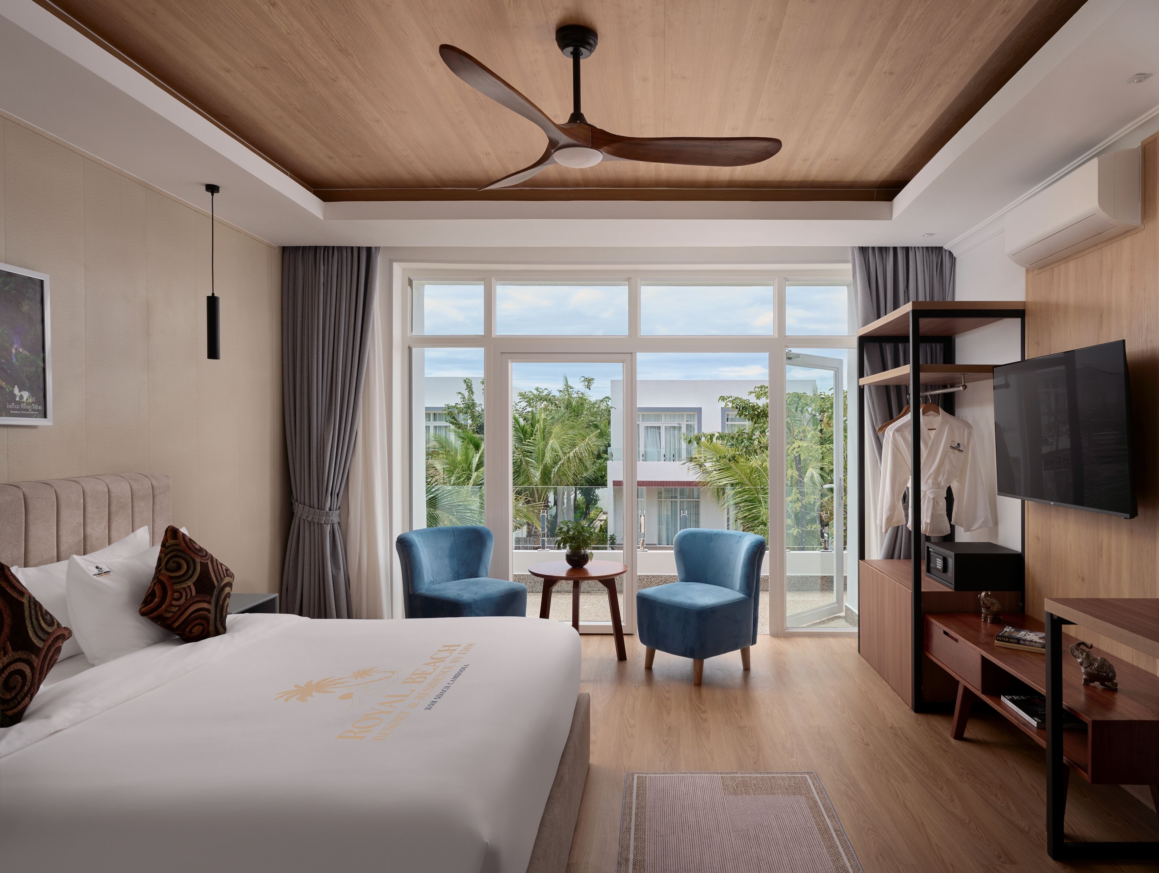 Presidential Suite Kravan 4 Bedrooms Villa Garden View | Seprai premium, minibar, brankas, dan meja kerja