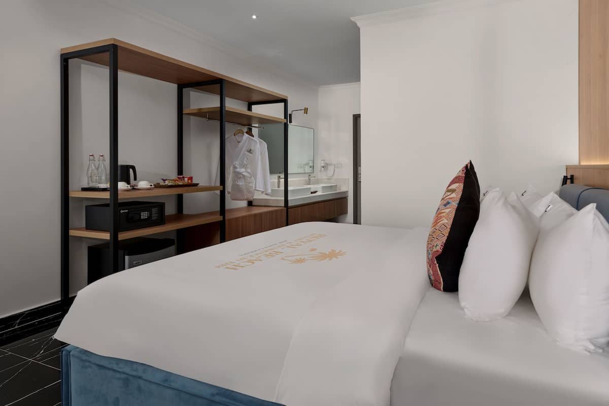 1 bedroom, premium bedding, minibar, in-room safe