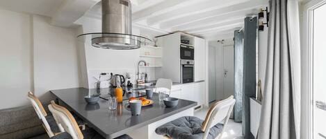 Kühlschrank, Mikrowelle, Herdplatte, Wasserkocher mit Kaffee-/Teezubehör