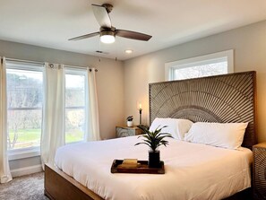 4 عدّة غرف نوم ومكواة/لوح كي وواي فاي وملاءات أسرّة