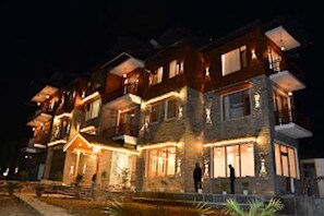Front of property – evening/night - Mountain Majesty Manali (Manali)