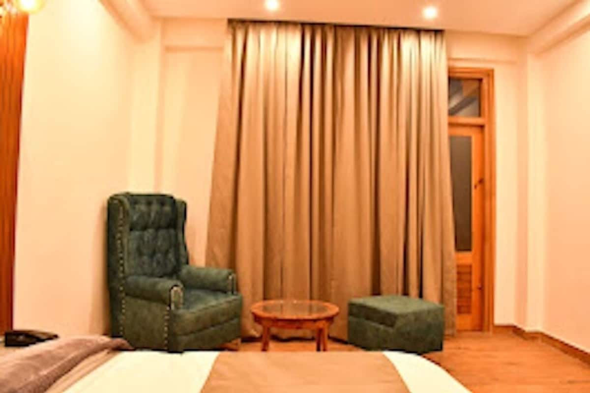 Chambre Simple Deluxe, 1 trÚs grand lit, service de ménage, vue montagne
