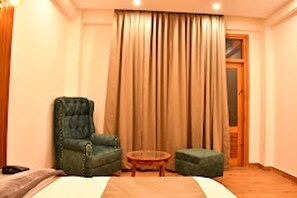Deluxe Single Room, 1 King Bed, Housekeeping, Mountain View | Free WiFi