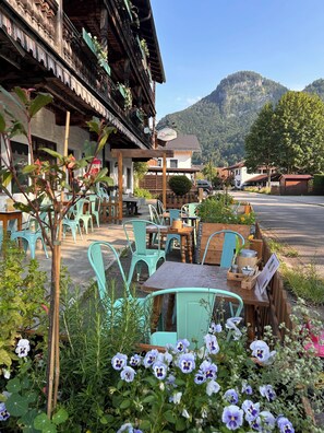 Outdoor dining - Spacious vacation apartment with 2 balconies in a leisure paradise (Flintsbach am Inn)