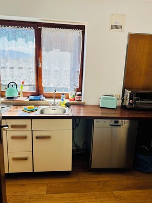 Fridge, microwave, stovetop, dishwasher - Your home in the Bavarian Alps - Spacious vacation on 90 m² with wellness (Flintsbach am Inn)