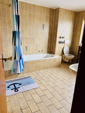 Bidet, towels, soap, toilet paper - Spacious vacation apartment with 2 balconies in a leisure paradise (Flintsbach am Inn)