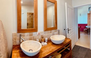 Douche, sèche-cheveux, serviettes fournies, papier toilette