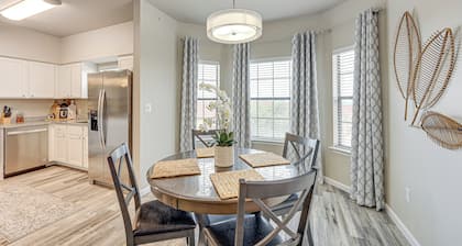 3 Mi to Hospitals: Stylish Condo in San Antonio!