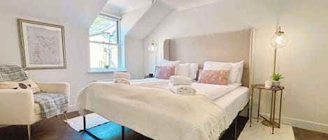 2 quartos, escrivaninha, ferros/tábuas de passar roupa, berço de viagem