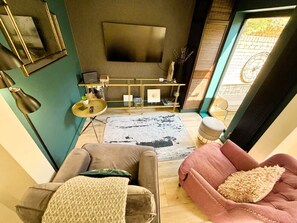 TV, offices - Mews House with  Garage in Heart of Cambridge (Cambridgeshire)