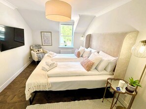 2 bedrooms, desk, iron/ironing board, travel cot - Mews House with  Garage in Heart of Cambridge (Cambridgeshire)