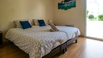 Fer et planche Ă repasser, draps fournis