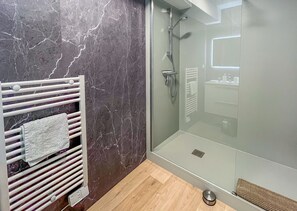 Regadera y secadora de cabello 