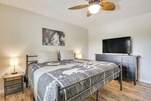 2 bedrooms, desk, Internet, bed sheets - Coulterville Home w/ Gazebo Near Lakes & Hiking! (Coulterville)