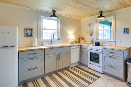 4 Mi to Great Barrington: Berkshires Retreat!