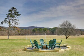 Outdoor dining - 4 Mi to Great Barrington: Berkshires Retreat! (Sheffield)