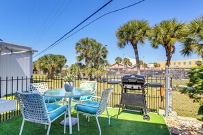 An outdoor patio with a round table, chairs, and a grill. - 2 Mi to Venice Beach: Home w/ Pool Access (Venice)