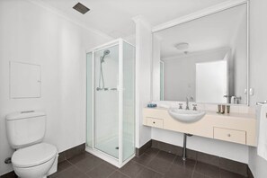 Shower, hair dryer, towels, shampoo - Bright Inner-West Stay with Pool Access (Camperdown)