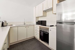 Køleskab, mikrobølgeovn, ovn, kogeplade