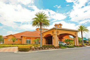 Exterior - Lake View and Private Pool 4BR at Bella Vida (Kissimmee)